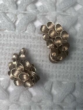 Vintage Trifari Gold Tone Textured Leaf Cluster Clip-On retro earrings